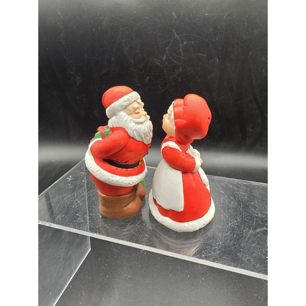Kissing Santa & Mrs Claus Salt & Pepper Shakers Russ Berrie & Co. #15117 Taiwan